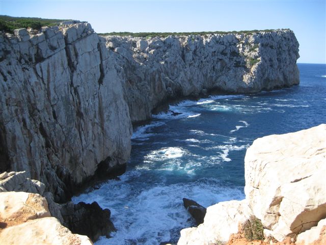 Il mare dall'alto si fa notare, emettendo alti spumegii contro le rocce del punto panoramico da cui osserviamo!